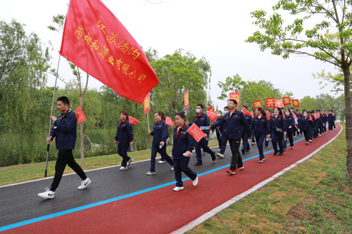 20210512湯溝酒業(yè)參加灌南縣慶祝建黨100周年環(huán)碩項(xiàng)湖健步走活動(dòng)-(2)