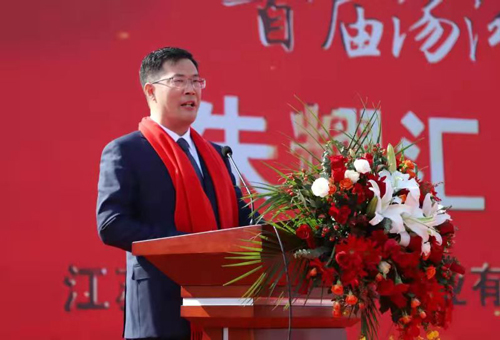 11湯溝酒業(yè)董事長朱耀匯開壇獻(xiàn)詞
