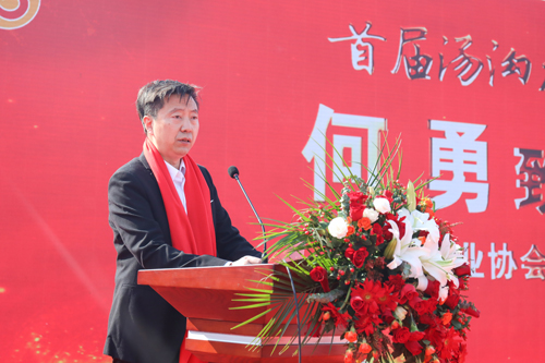 13中國酒業(yè)協(xié)會秘書長何勇致賀辭